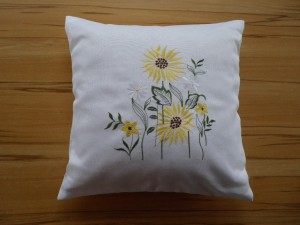 Zirbenkissen mit Blumen